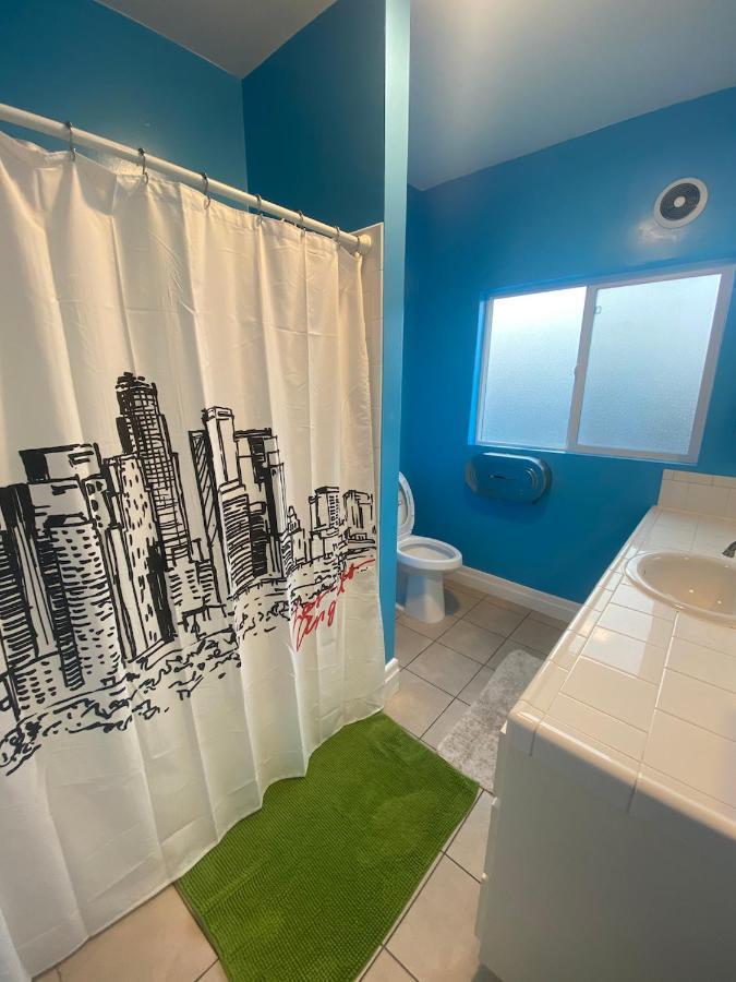 Private Angeles W/ Free Wifi, Ac&private Fridge. Habitación en casa particular