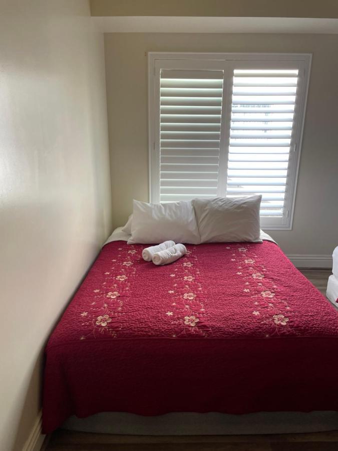 Private Angeles W/ Free Wifi, Ac&private Fridge. Habitación en casa particular