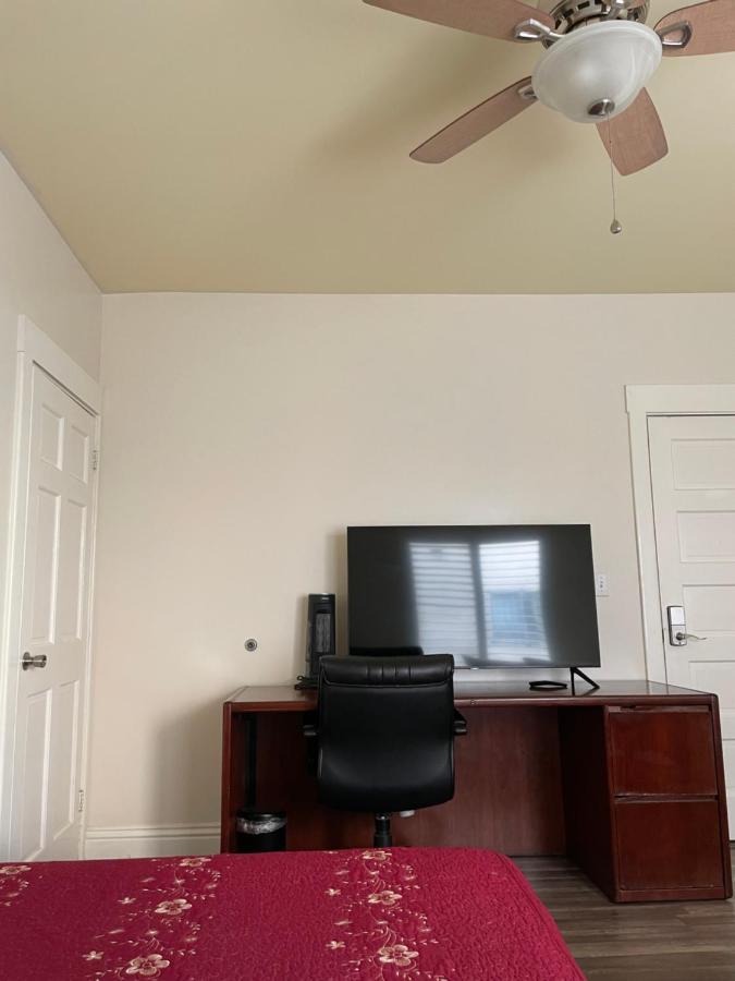 Private Angeles W/ Free Wifi, Ac&private Fridge.