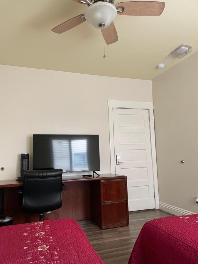 Private Angeles W/ Free Wifi, Ac&private Fridge. Habitación en casa particular